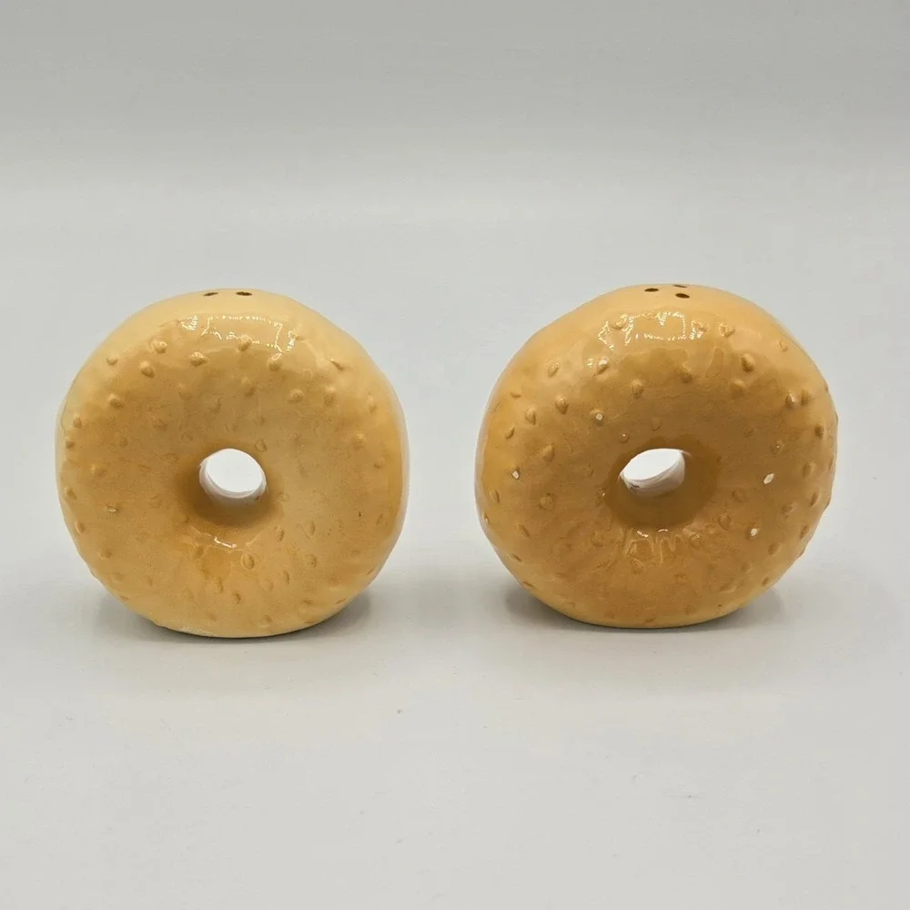 BAGEL SHAPE CERAMIC SALT‎ & PEPPER SHAKERS VINTAGE